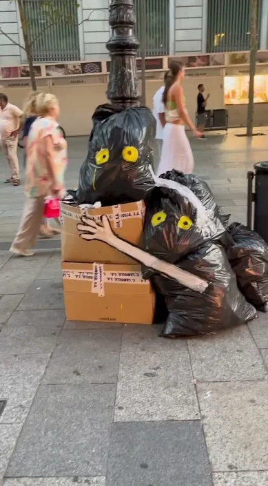 Bolsas de consumo – street art in Barcelona: scene from the Art Is Trash video by Francisco de Pájaro