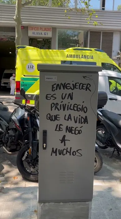Envejecer – street art in Barcelona: scene from the Art Is Trash video by Francisco de Pájaro