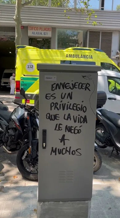 Envejecer – street art in Barcelona: scene from the Art Is Trash video by Francisco de Pájaro